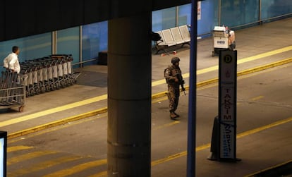 Un soldat fa guàrdia a l’aeroport Atatürk, el més gran de Turquia.