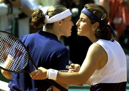 Arancha Sanchez Vicario (d) felicita a la suiza Martina Hingis que venció por un resultado de 6-3 y 6-2 clasificándose para la final de Ronald Garros, el 3 de junio de 1999.