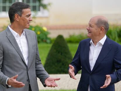 El canciller alemán, Olaf Scholz (a la derecha), junto al presidente del Gobierno de España, Pedro Sánchez, este martes en Meseberg (Alemania).