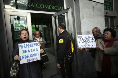 Protesta de afectados por las preferentes en la oficina de Bankia de Callao, Madrid.