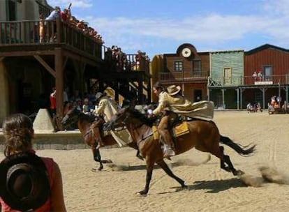 Espectáculo de los especialistas en el Mini Hollywood de Tabernas (Almería), decorado que fue construido expresamente para el rodaje de la película <b><i>La muerte tenía un precio,</i></b><i></i> de 1965.