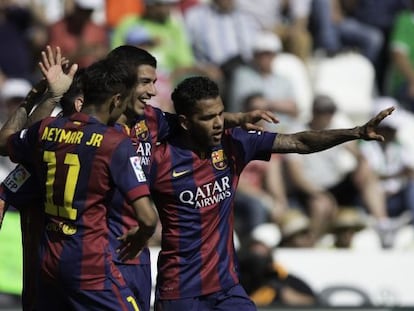 Neymar, Messi, Luis Suárez y Alves se abrazan tras uno de los goles del Barça frente al Córdoba. 