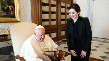 El Papa e Isabel Díaz Ayuso, esta mañana en el Vaticano.