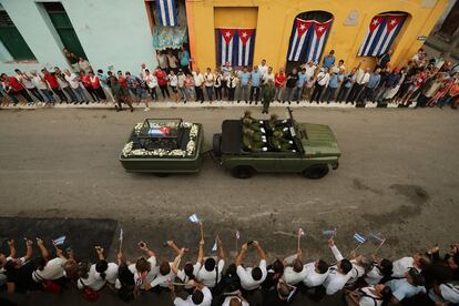 Una multitud espera el paso del coche fúnebre de Fidel Castro durante su viaje desde La Habana a Santiago de Cuba, el 1 de diciembre de 2016, en Santa Clara (Cuba).