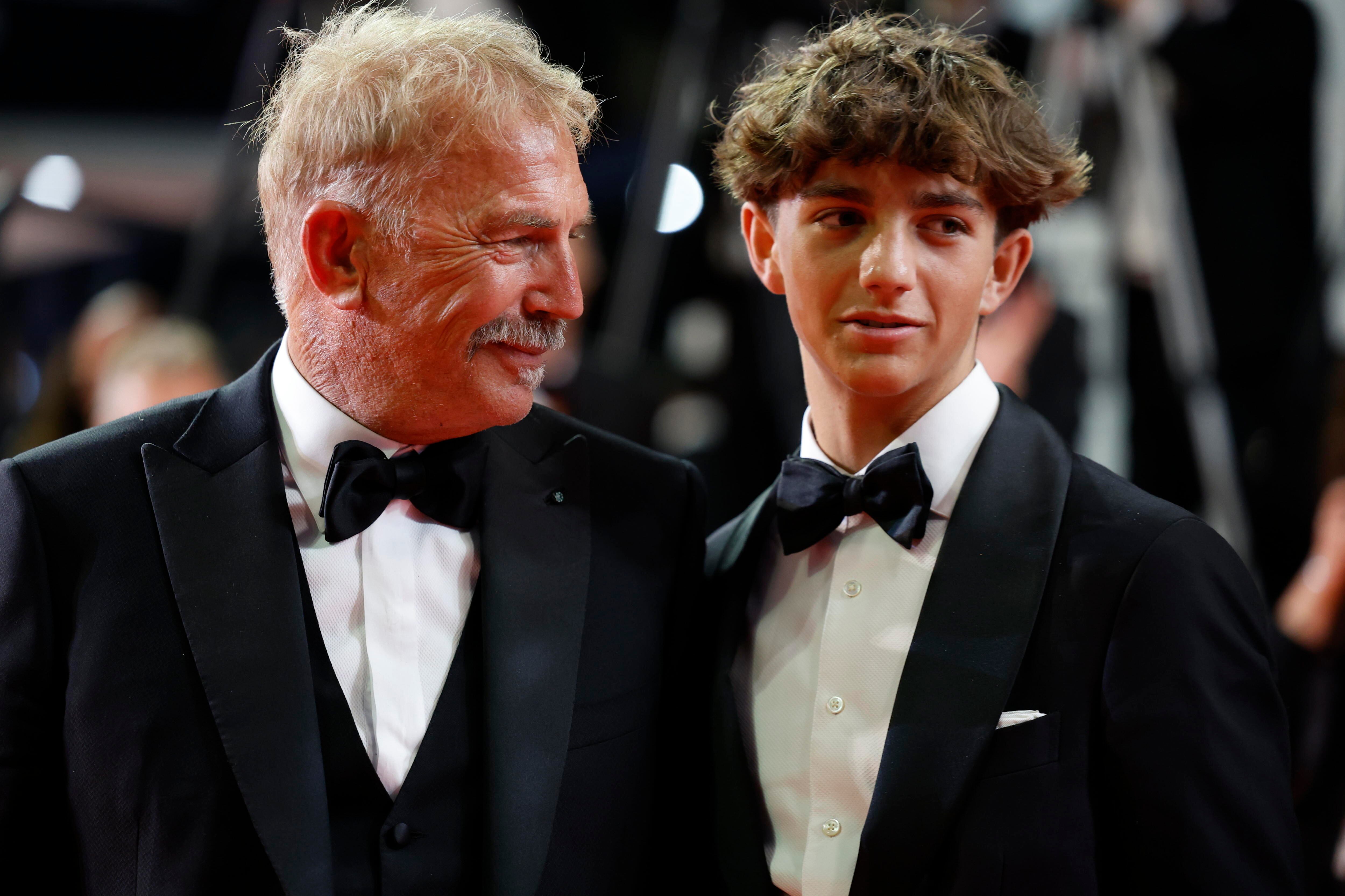 Kevin Costner y su hijo Hayes, en la alfombra roja del domingo por la noche.