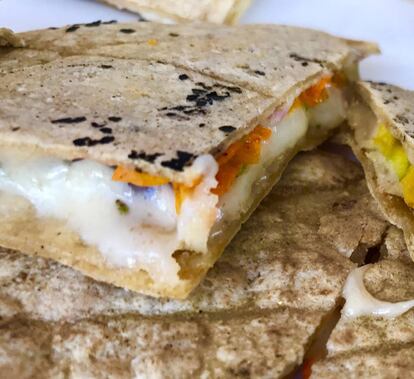 QUESADILLAS DE FLOR DE CHILACAYOTE CON RODAJAS DE CHILE POBLANO / CAPEL