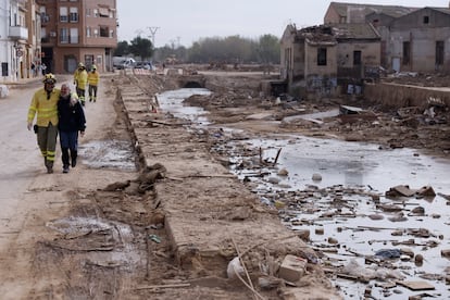 Labores de limpieza en una calle de Catarroja, el pasado lunes. / EFE
