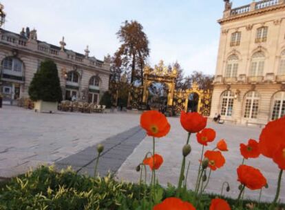 Detalle de la Plaza Stalislas con amapolas