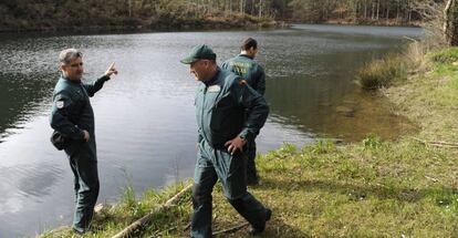 La Guardia Civil en la zona en la que fue hallado el cadáver de Paz Fernández.