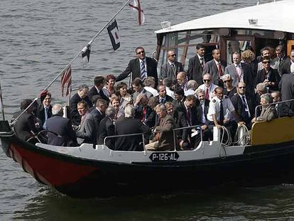Los ministros de Finanzas de la zona euro, reunidos en Oporto (Portugal), dan un paseo en barco.