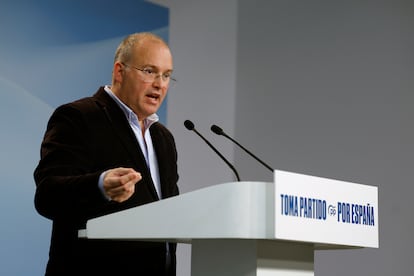 El secretario general del Partido Popular, Miguel Tellado, en rueda de prensa en la sede del PP de Génova, este lunes, tras la manifestación del PP en el Templo de Debod de Madrid en la que Alberto Núñez Feijóo sugirió que Pedro Sánchez acabará en la cárcel después de que José Luis Ábalos, Santos Cerdán y Koldo García hayan ingresado en prisión