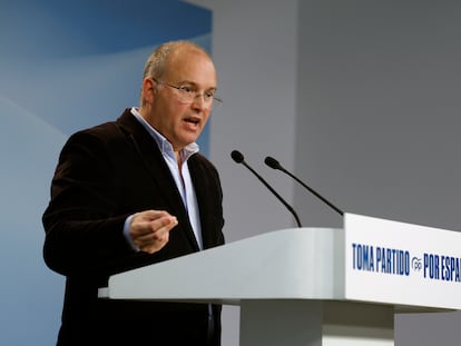 El secretario general del Partido Popular, Miguel Tellado, en rueda de prensa en la sede del PP de Génova, este lunes, tras la manifestación del PP en el Templo de Debod de Madrid en la que Alberto Núñez Feijóo sugirió que Pedro Sánchez acabará en la cárcel después de que José Luis Ábalos, Santos Cerdán y Koldo García hayan ingresado en prisión