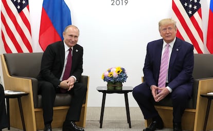 Donald Trump se reunió con el presidente ruso, Vladímir Putin, en el primer día de la cumbre del G20 en Osaka, Japón, el 28 de junio de 2019. Rusia fue acusada de inmiscuirse en las elecciones estadounidenses de 2016 en las cuales Trump fue elegido presidente.
