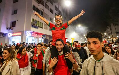 Aficionados de Marruecos salen a la calle para celebrar una victoria de su selección.