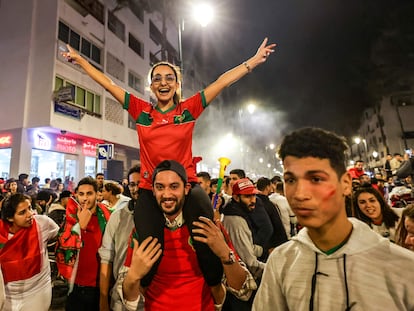 Aficionados de Marruecos salen a la calle para celebrar una victoria de su selección.