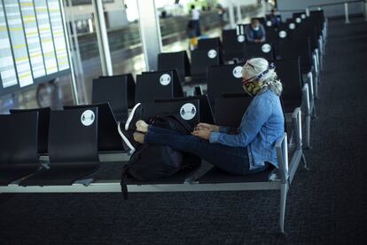 Una pasajera espera su vuelo, en el aeropuerto de Zaventem (Bélgica).