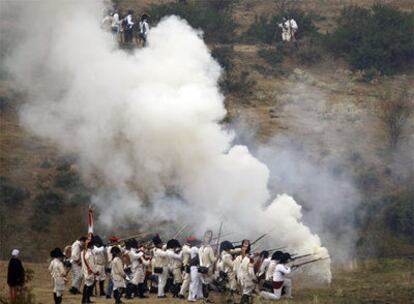 Tropas españolas, con uniformes de 1808, envueltas por el humo de la fusilería en la recreación de la batalla de Somosierra.