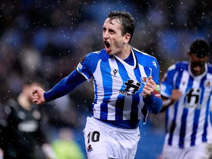 Mikel Oyarzabal celebra su gol de penalti al PSV este jueves en Anoeta.