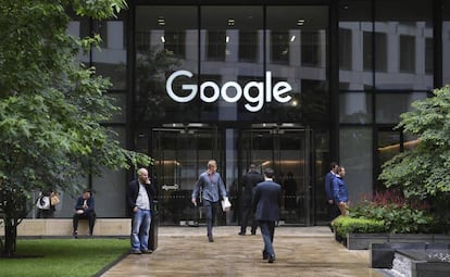 Varias personas pasan por delante de la oficina de Google en Londres.