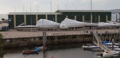 Al fondo, dos de las naves que serán demolidas en el puerto de A Lagoa