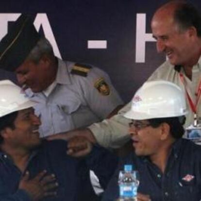 El presidente de Bolivia Evo Morales se saluda con el presidente de Repsol, Antonio Brufau (d); en presencia del presidente de Yacimientos Petrolíferos Fiscales Bolivianos (YPFB), Carlos Villegas (c), en la inauguración de la nueva planta procesadora de gas de Campo Margarita, situado en el sur boliviano, el 1 de mayo de 2012.