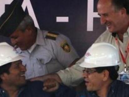 El presidente de Bolivia Evo Morales se saluda con el presidente de Repsol, Antonio Brufau (d); en presencia del presidente de Yacimientos Petrolíferos Fiscales Bolivianos (YPFB), Carlos Villegas (c), en la inauguración de la nueva planta procesadora de gas de Campo Margarita, situado en el sur boliviano, el 1 de mayo de 2012.