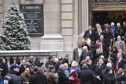 En el centro de la imagen Bill y Hilary Clinton a la salida de la iglesia de San Ignacio de Loyola en Nueva York.