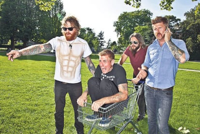 Mastodon, al aire libre. El del carrito es el batería Brann Dailor.