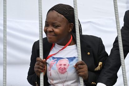 Una mujer con una imagen del Papa aguarda la llegada de Francisco al Aeropuerto Internacional N'djili de Kinsasa.