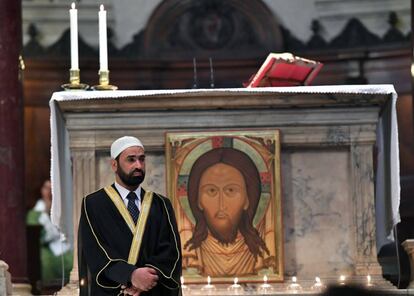 El iman Sami Salem durante la misa del domingo en la Iglesia de Santa María en Trastevere en Roma.