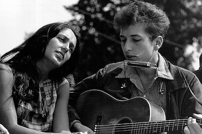 Joan Baez, encandilada con Bob Dylan en el festival de Newport de 1963.