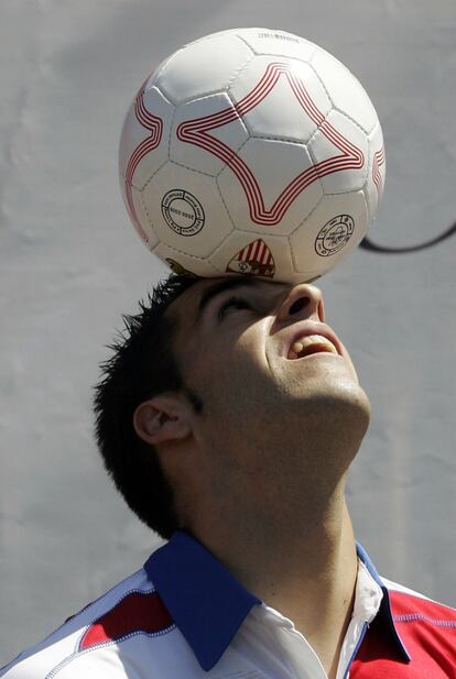 El nuevo jugador del Sevilla, Álvaro Negredo, toca el balón durante su presentación oficial en la Plaza de España de Sevilla. 26.8.2009