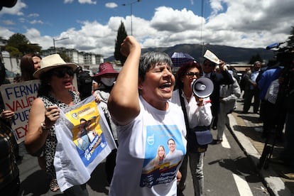 Supporters say goodbye to assassinated presidential candidate Fernando Villavicencio.