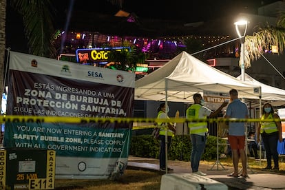 Entrada a la "zona de burbuja de protección sanitaria" de Cancún.