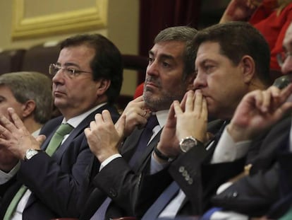 De derecha a izquierda, los presidentes de Aragón, Javier Lambán; Castilla-La Mancha, Emiliano García-Page; Canarias, Fernando Clavijo, y Extremadura, Guillermo Fernández Vara, en el Congreso de los Diputados.