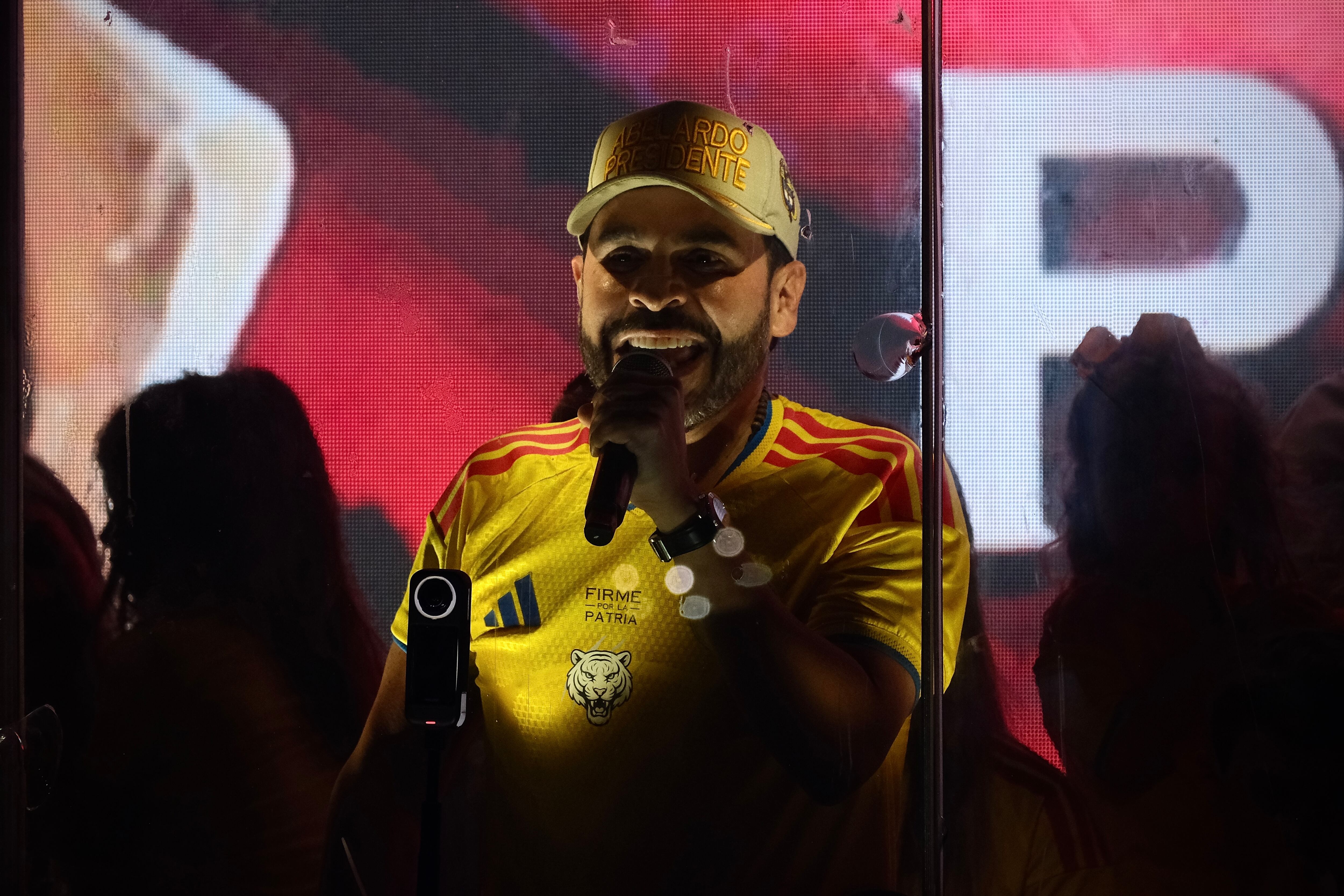 Abelardo de la Espriella durante su discurso, en Barranquilla, el 31 de mayo.