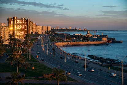 La avenida costera de La Rambla en Montevideo (Uruguay).