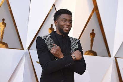 Chadwick Boseman en la ceremonia de los Oscar de 2009, haciendo el gesto que le identificaba en la película 'Black Panther'. 