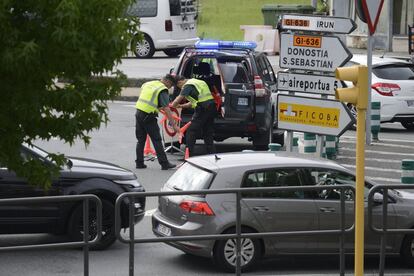 La Guardia Civil monta y desmonta los controles.