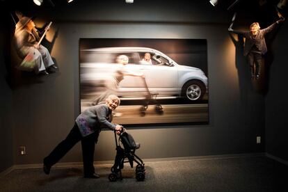 El pasado diciembre, en la ignauguración de su nueva exposición en Tokio (Japón), muchos de sus seguidores se quedaron sin poder entrar por falta de aforo. En la imagen, Kimiko Nishimoto posa delante de una de sus fotografías expuestas en dicha exposición.