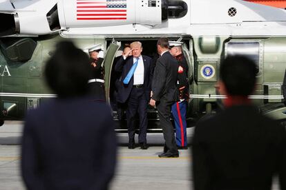 Donald Trump saluda a su llegada al Aeropuerto Internacional Ninoy Aquino en Manila (Filipinas), el 14 de noviembre de 2017.