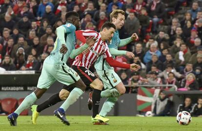 Aduriz pelea el balón con Rakitic y Umtiti.