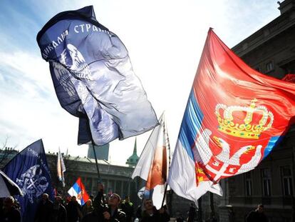 Ultranacionalistas serbios protestan en Belgrado por la reunión bilateral.