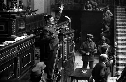 El teniente coronel Tejero, pistola en mano, en la tribuna del Congreso de los Diputados el 23 de febrero de 1981.
