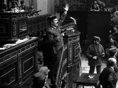 El teniente coronel Tejero, pistola en mano, en la tribuna del Congreso de los Diputados el 23 de febrero de 1981.