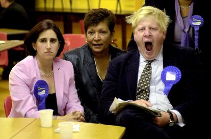 Nas eleições gerais de 2001, Boris Johnson se apresentou como deputado por Henley para o Parlamento britânico. Na imagem, ele espera os resultados da contagem com sua ex-mulher, Marina (primeira à esquerda), em Oxfordshire (Reino Unido). Johnson ocupou a cadeira de Michael Heseltine, que se retirou da vida pública.