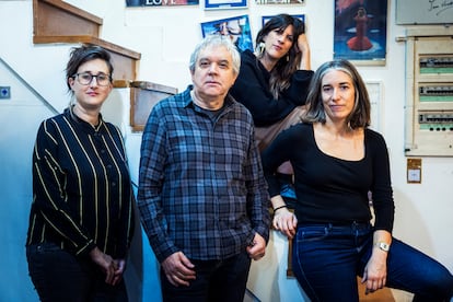 Juan Carlos Pérez, voz y guitarra de Itoiz, con las tres directoras de 'Itoiz Udako Sesioak' (Ainhoa Andraka -izquierda-, Larraitz Zuazo -detrás- y Zuri Goikoetxea) el pasado 15 de enero en Madrid.  
