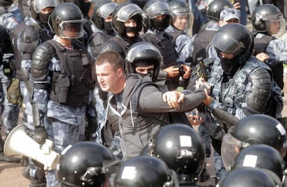 Los organizadores habían llamado a un "paseo" por uno de los anillos centrales de la capital rusa, para evitar el bloqueo de la protesta no autorizada, y que se repitieran las escenas del sábado pasado en una protesta dispersada violentamente que se saldó con más de 1.300 detenidos, según la organización independiente OVD info. En la imagen, agentes de la policía detienen a un manifestante, este sábado en Moscú.