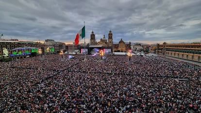 Miles de personas en la Plaza de la Constitución durante el concierto de Grupo Firme.