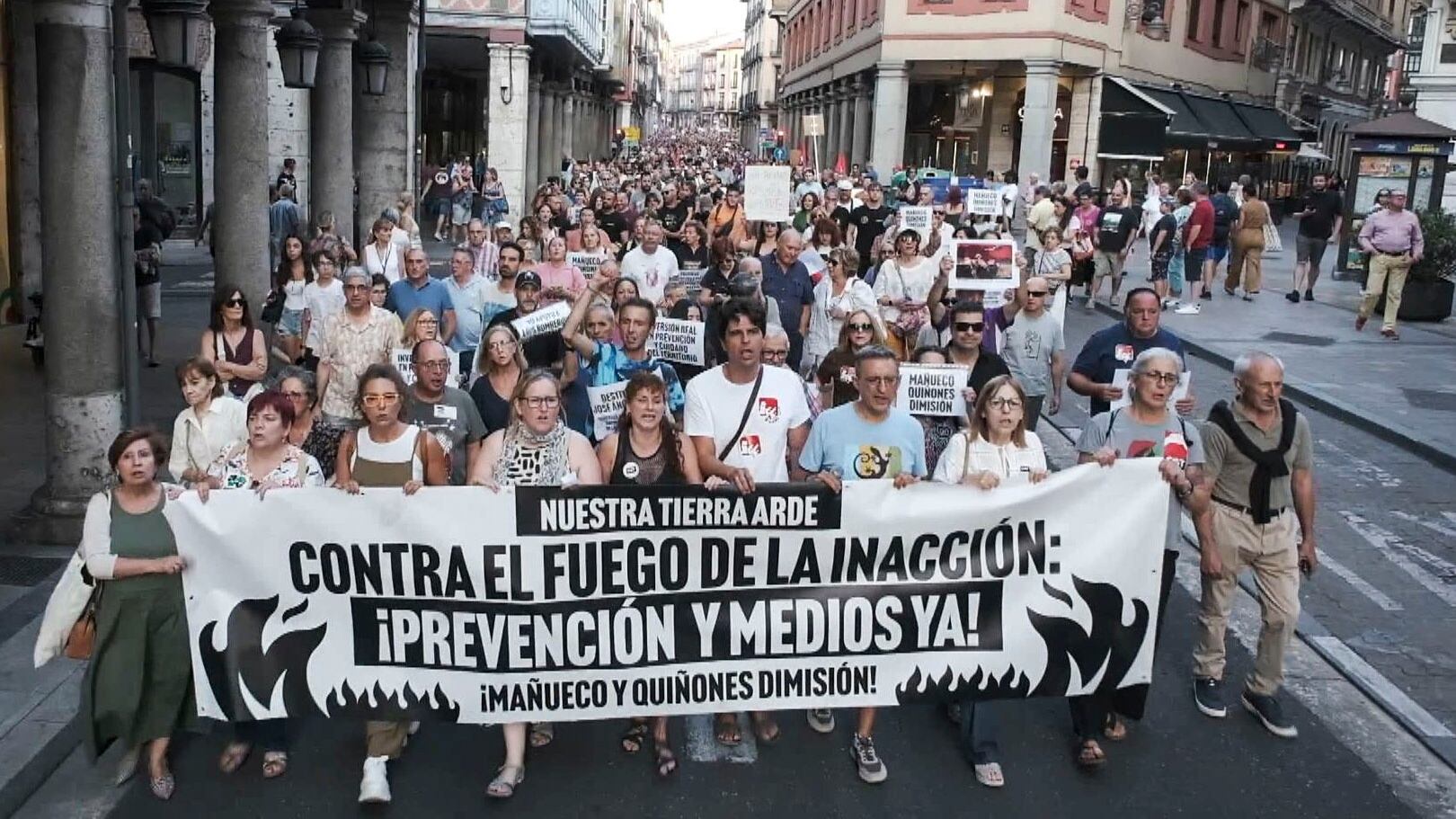 Las críticas a Mañueco se multiplican: seis años de gobierno marcados por la gestión de los incendios